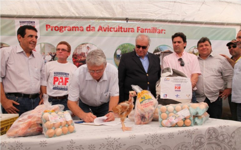 Agricultores do Sertão começam o ano bem com entregas de aves e ração