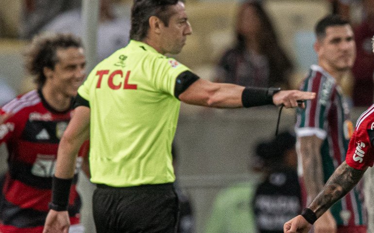 Flamengo vence clássico, implanta crise no Fluminense e avança às quartas da Copa do Brasil