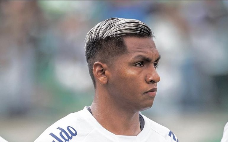 Morelos sofre lesão muscular na panturrilha e vira desfalque no Santos