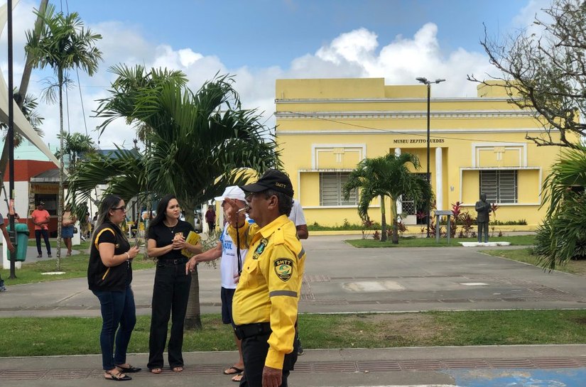 SMTT realiza ação educativa com motociclistas e pedestres no Centro de Arapiraca
