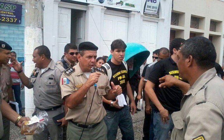 Policiais e bombeiros militares se reúnem com deputados e recebem apoio