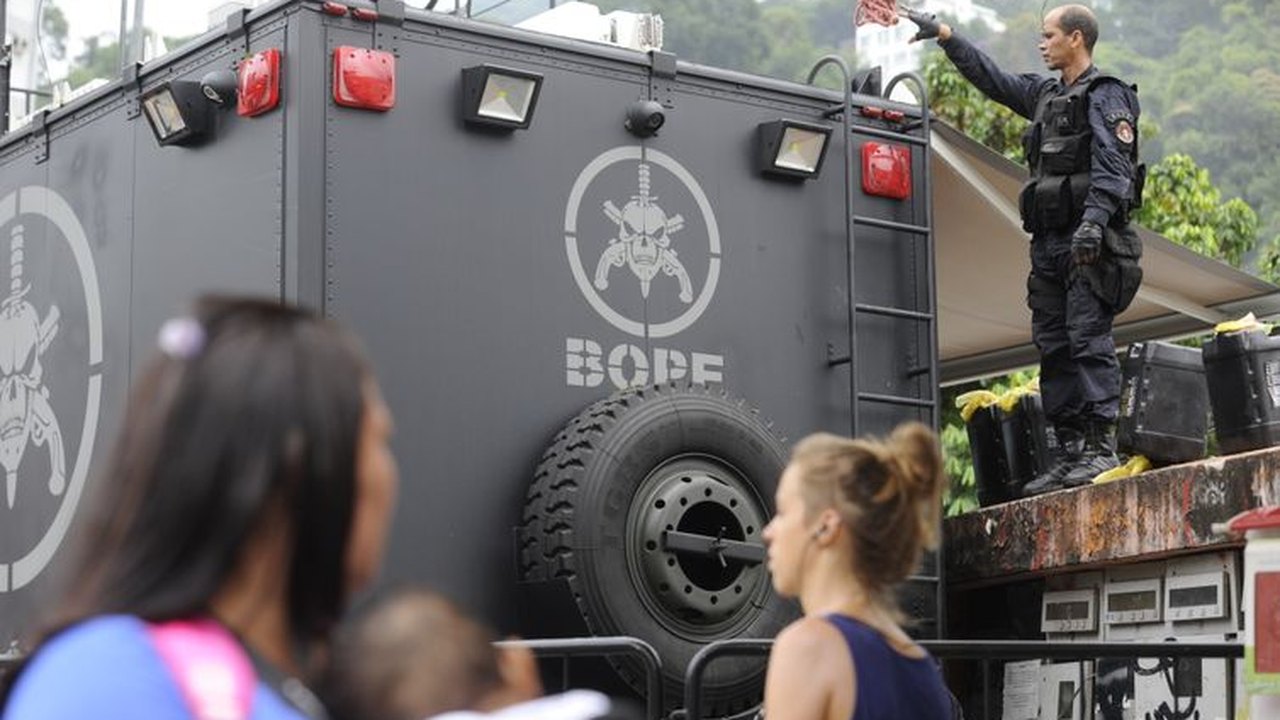Um dia após tiroteios e sequestro de ônibus, Bope faz operação no Tirol, na Zona Sudoeste do Rio