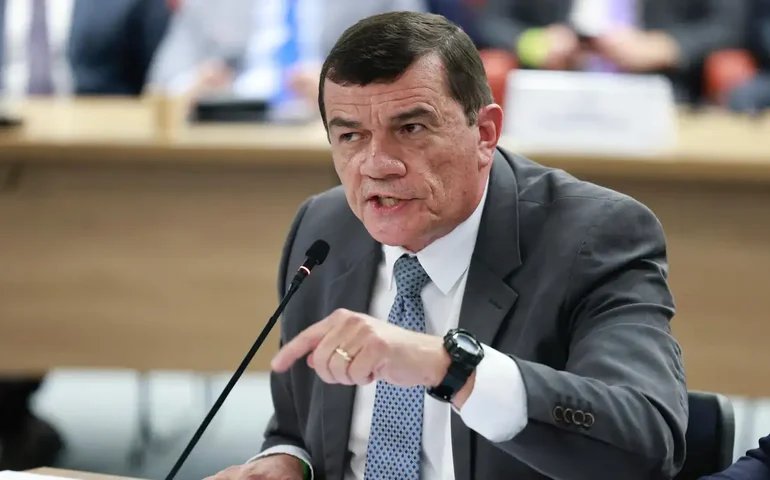 Moraes autoriza general condenado por tentativa de golpe a trabalhar e estudar para reduzir pena