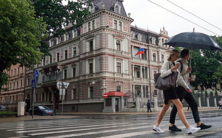 Letônia proíbe o uso da língua russa na mídia, em livros e nas escolas; Moscou cita russofobia