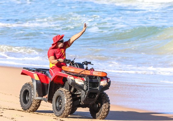 Corpo de Bombeiros salva dois turistas vítimas de afogamento na praia do Francês