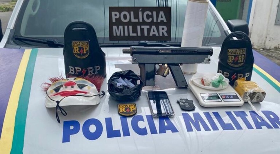 Homem é preso com submetralhadora e máscara de palhaço em Aracaju