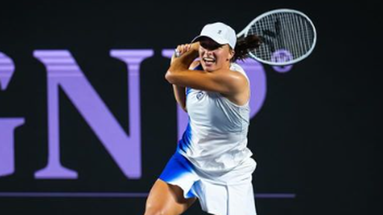 Iga Swiatek arrasa Pegula em 56 minutos, conquista WTA Finals e volta ao topo do ranking