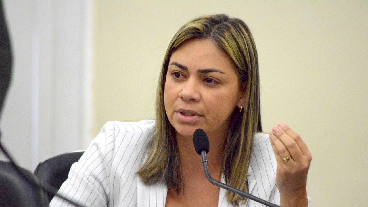 Flávia Cavalcante propõe inclusão de pessoas com fibromialgia nas filas preferenciais