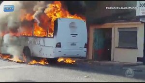Onibus pega fogo no MF 2