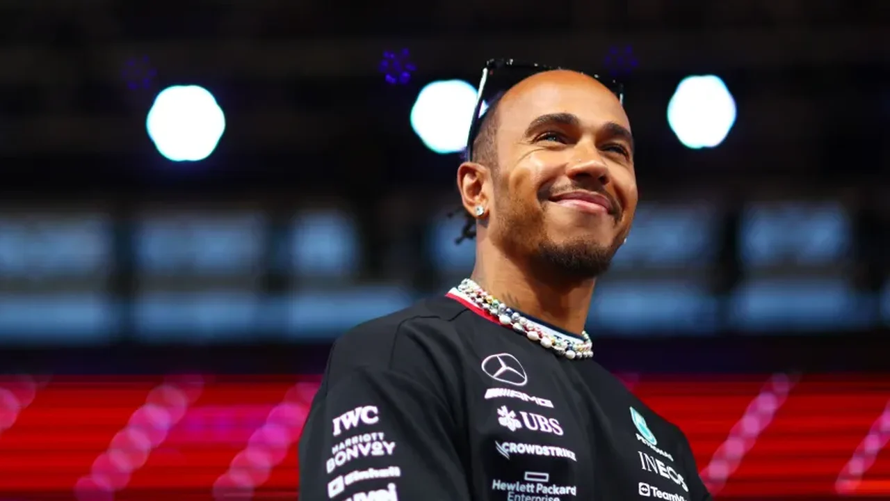 Hamilton é multado por atravessar pista a pé no GP do Catar após acidente com Russell