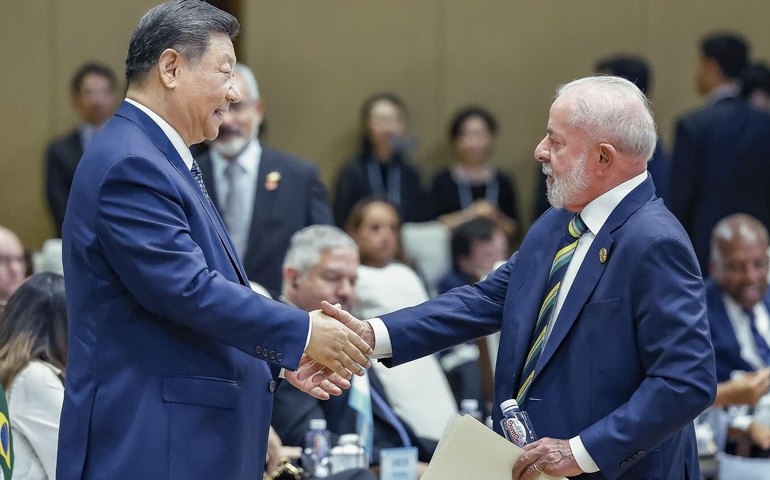 'China e Brasil estão determinados a unir suas vozes contra o unilateralismo', diz Lula em Pequim