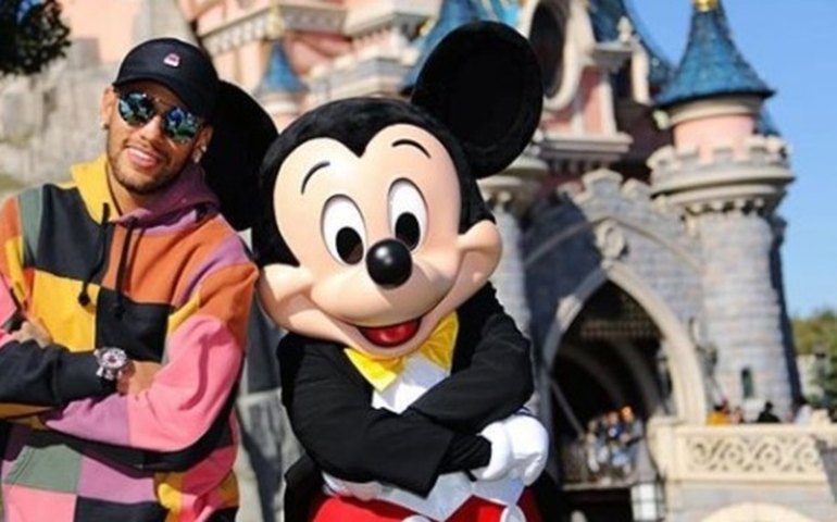 Com Neymar anfitrião e Disney como atração, elenco da seleção se divide na folga