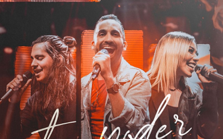 Arthur Callazans em single com a banda Casa Worship