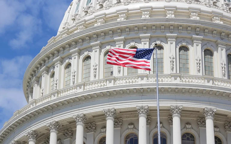 Senado dos EUA rejeita resolução que limitaria poderes de guerra de Trump