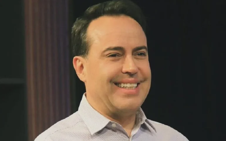 SBT anuncia saída de Rinaldi Faria e inicia reestruturação sob comando da presidência