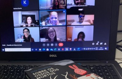 Membros do Clube do Livro discutem suspense protagonizado por idosa