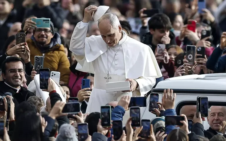 Leão XIV critica concentração de renda e 'idolatria' ao dinheiro