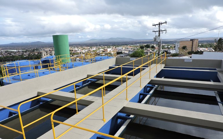 Casal faz manutenção programada em sistemas de Palmeira dos Índios