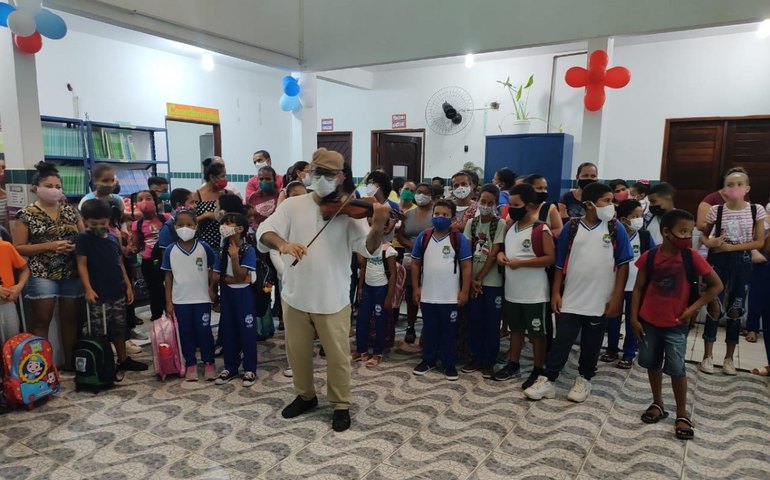 Educação realiza acolhimento musical na Escola Municipal Yeda Oliveira dos Santos