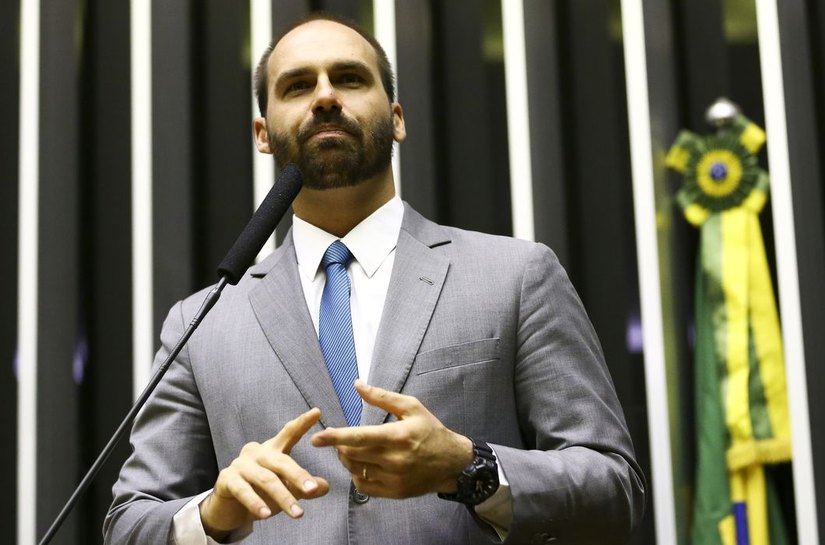 Moraes envia denúncia contra Eduardo Bolsonaro para Hugo Motta
