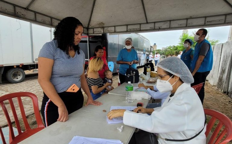Maceioenses abrigados em escolas do Caic Virgem dos Pobres recebem serviços de saúde
