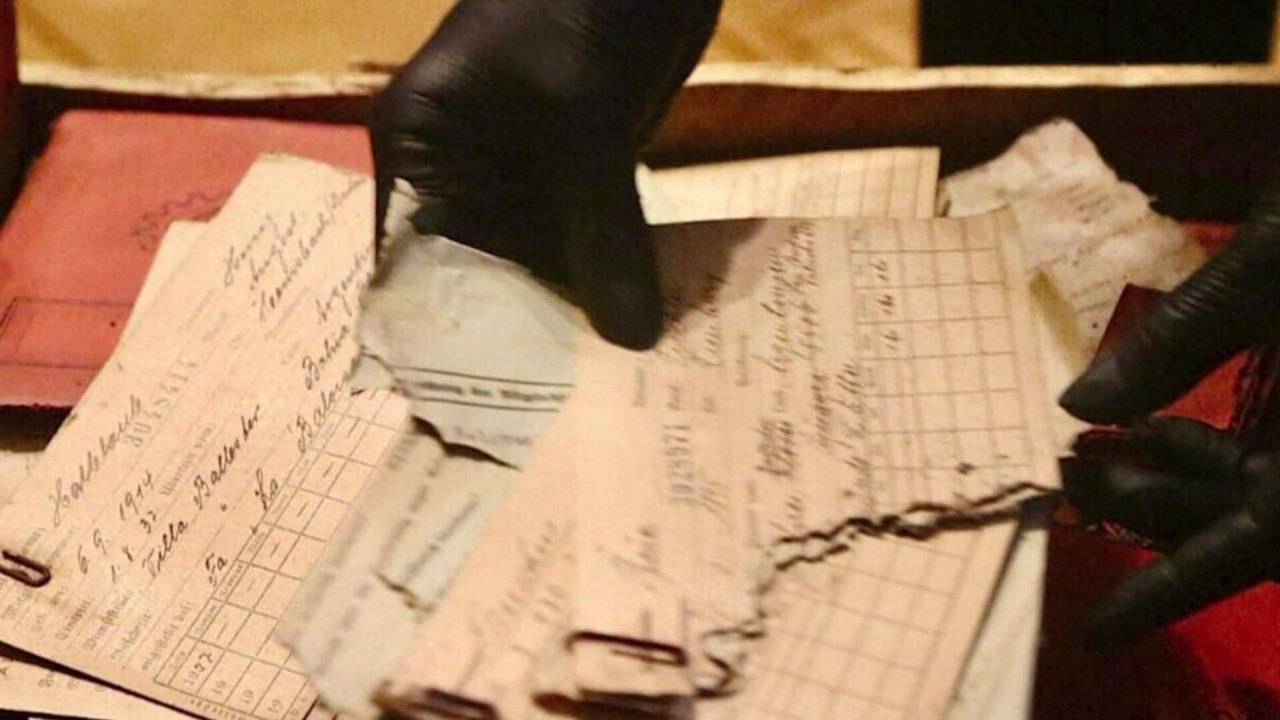 Dezenas de caixas de propaganda nazista são encontradas em porão da Suprema Corte da Argentina