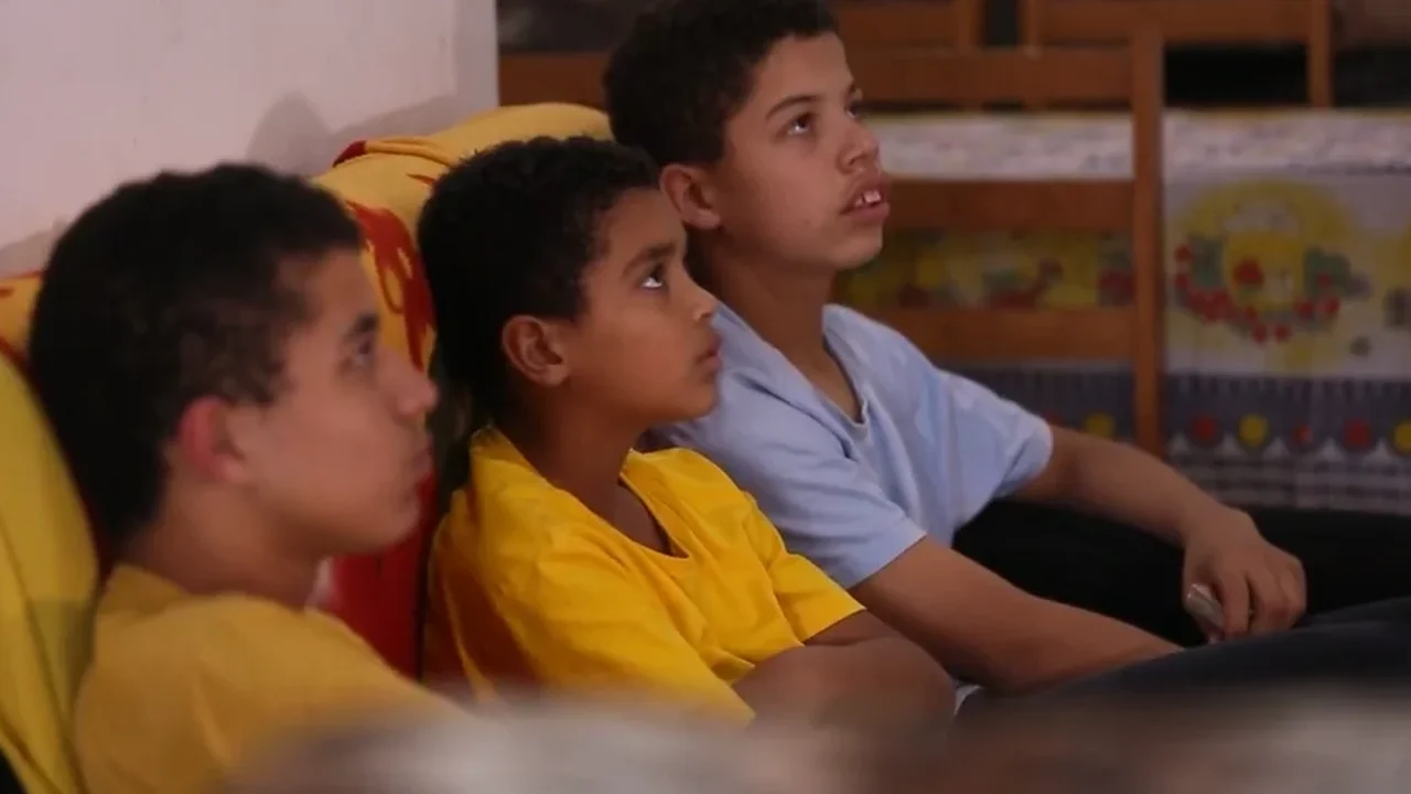 Irmãos apaixonados por futebol mantêm viva a esperança de encontrar um lar unificado