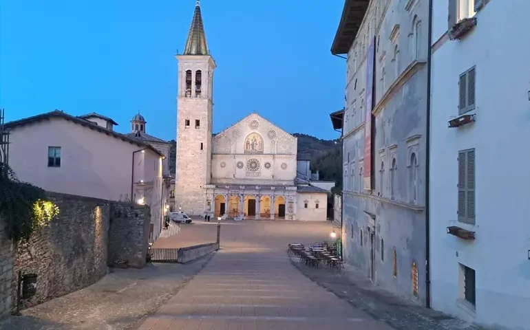 Turista invade escadaria com carro e é multado na Itália