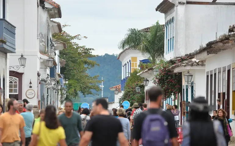A ficção é uma verdade que, às vezes, ainda não aconteceu, diz autora de Tudo é Rio na Flip
