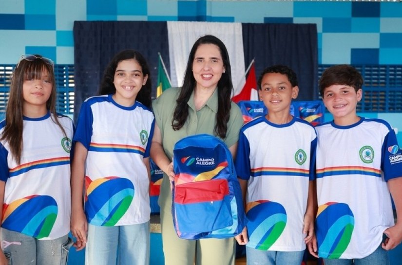 Prefeitura de Campo Alegre inicia entrega novos fardamentos, mochilas e garrafinhas para estudantes da rede municipal