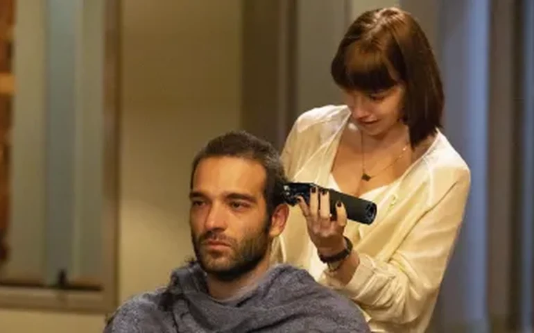 Afonso raspa o cabelo em 'Vale Tudo'; cena já marcou outro folhetim da Globo