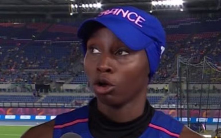 Proibida pela França de usar véu, velocista mulçumana usa boné em corrida de revezamento