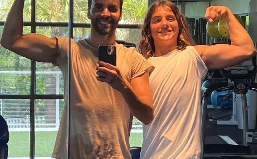 Daniel Cady mostra muque ao lado de seu filho com Ivete Sangalo