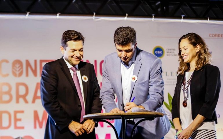 Rui Palmeira assina adesão a rede de cidades sustentáveis