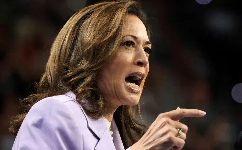 Kamala Harris chega a Chicago para a convenção democrata que a confirmará na disputa com Trump à Casa Branca