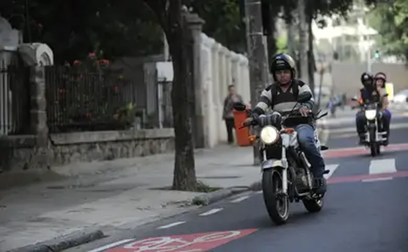 Prefeitura de SP coloca faixas de alerta em via onde morreu passageira de mototáxi