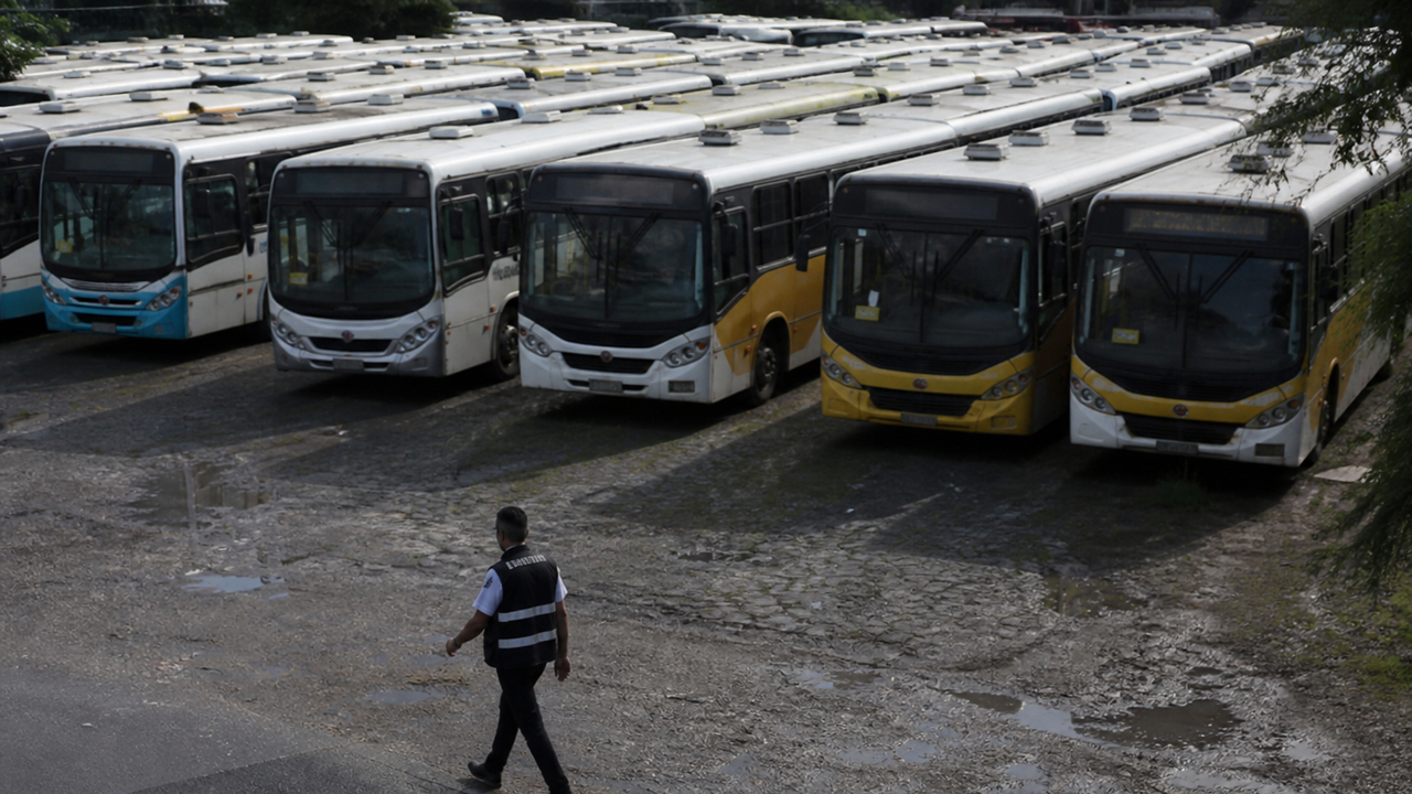 Procon-BA encontra 370 ônibus parados em garagens de Salvador