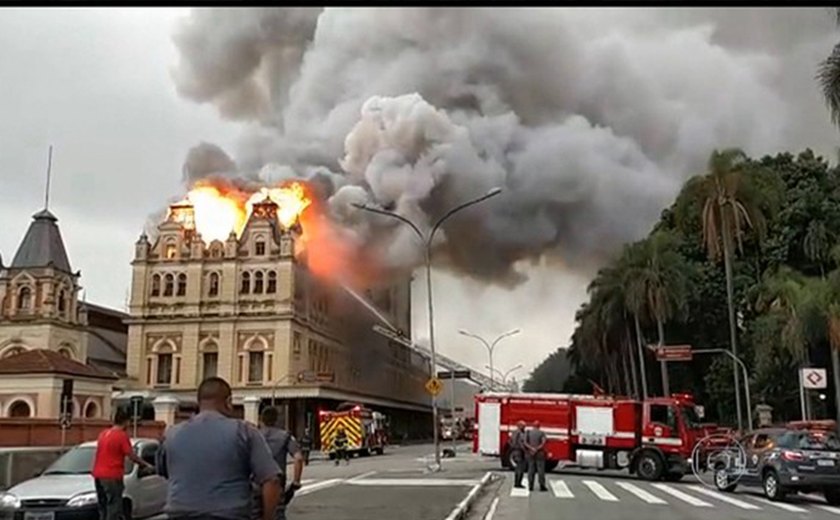 Polícia analisa imagens para saber como começou incêndio em museu