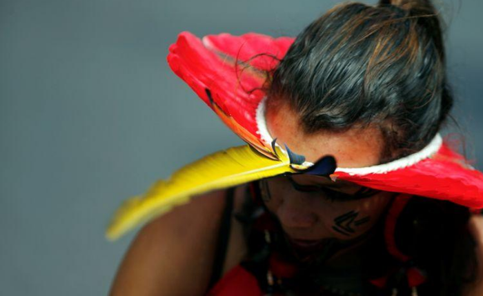 Indígena participa de manifestação em defesa de terra indígena em Brasília