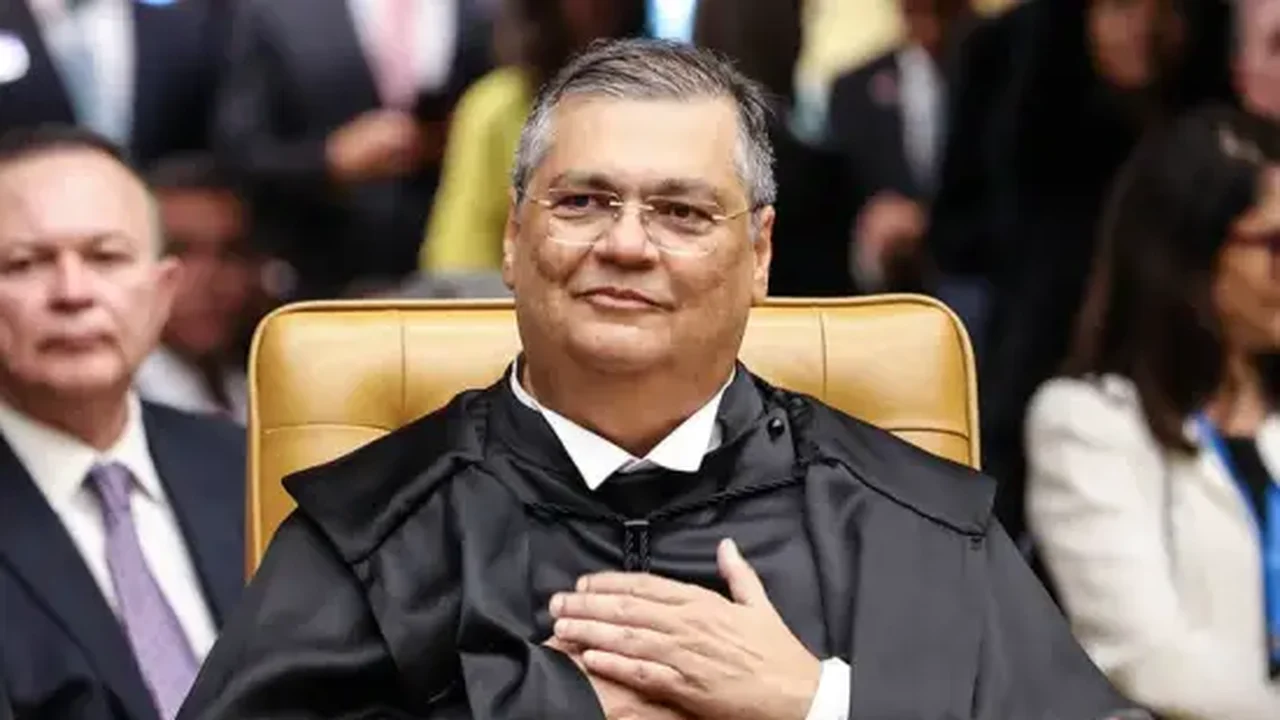Dino determina que governo, Congresso e Judiciário façam campanha publicitária sobre transparência de emendas