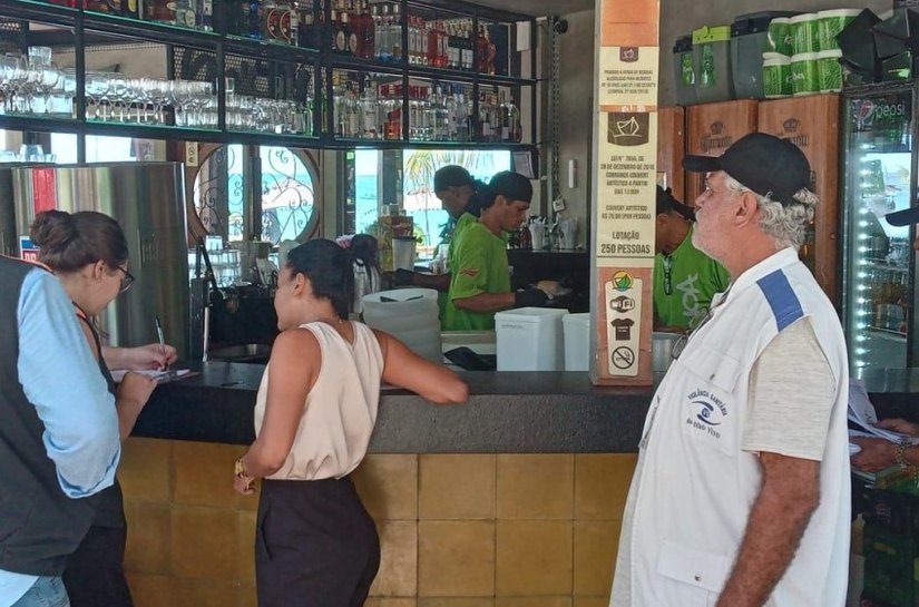 Programa “De Olho Vivo no Verão” reforça segurança alimentar na orla de Maceió