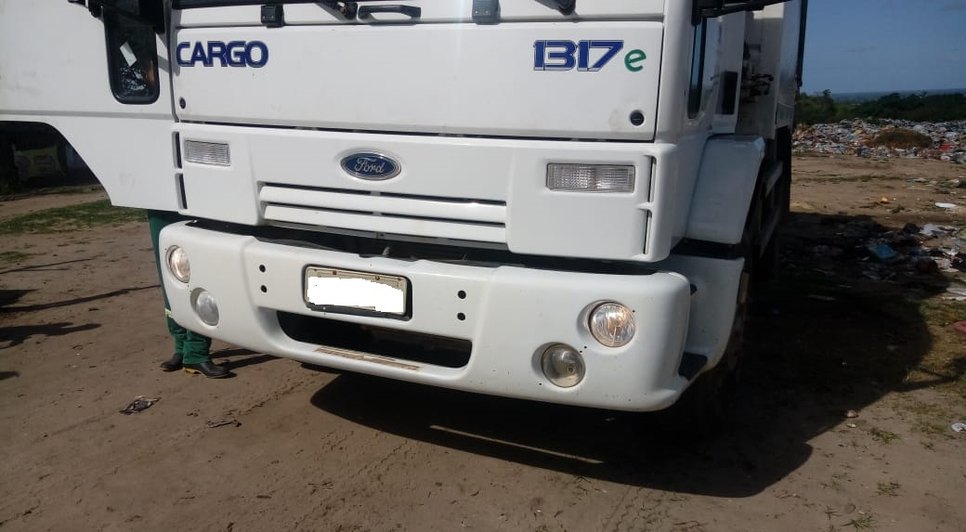 caminhão compactador de lixo