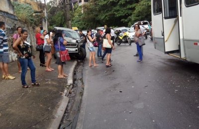 Agentes do Ronda no Bairro prestam socorro a vítima de acidente de trânsito