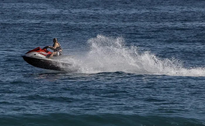 Ação na Ponta Verde reforçou orientações sobre o uso de motos aquáticas em Maceió