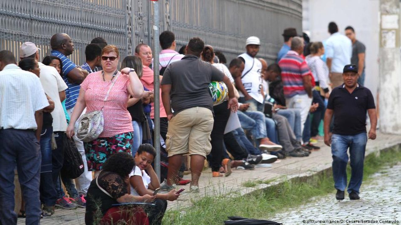 Desemprego cai no Brasil e encerra 2019 em 11%