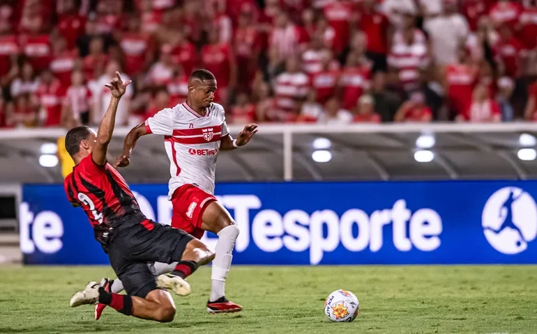 CRB e Vitória duelam no Rei Pelé em busca da primeira vitória na Copa do Nordeste