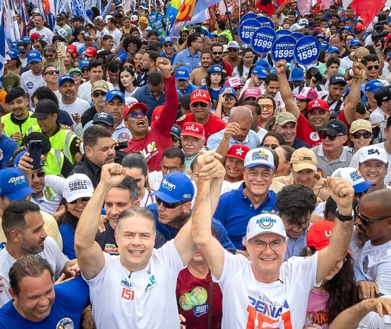 O povo deu o recado: Renan Calheiros reúne multidão na orla de Maceió a uma semana da eleição
