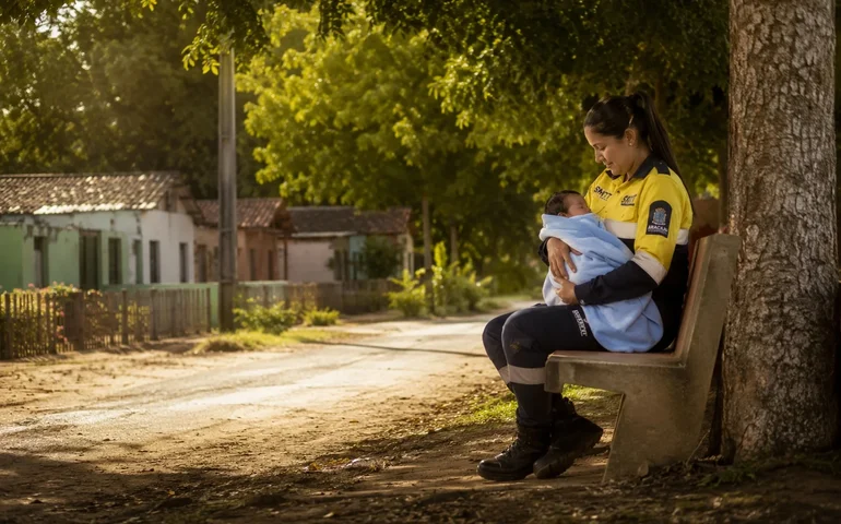 Agente de trânsito amamenta bebê de vítima de tentativa de feminicídio em Alagoas