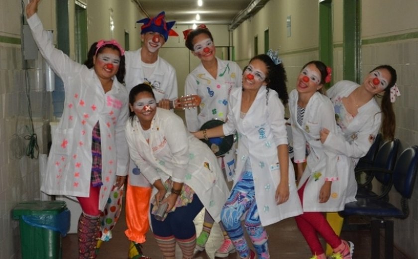 Integrantes do Sorriso de Plantão levam alegria do Natal a crianças internadas