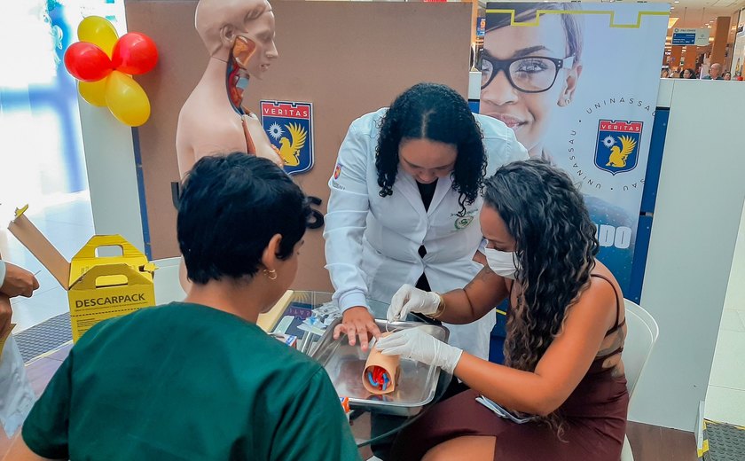 UNINASSAU leva experiência de Enfermagem ao Shopping Pátio Maceió